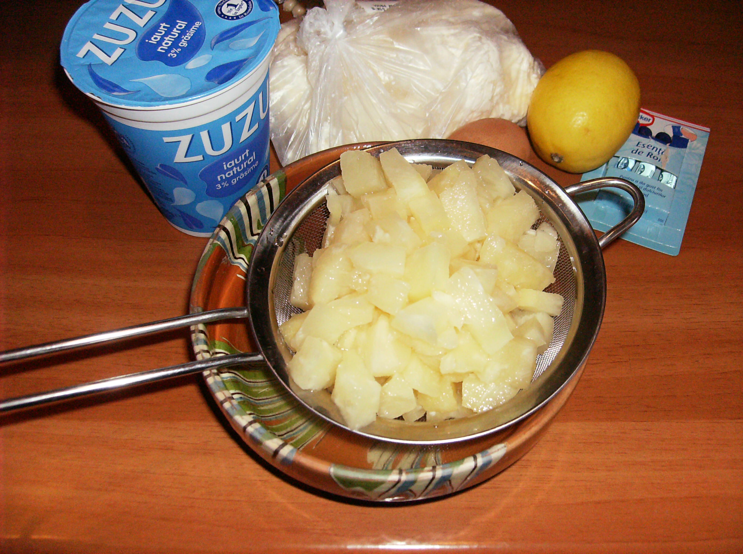 Budincă de orez cu brânză şi ananas