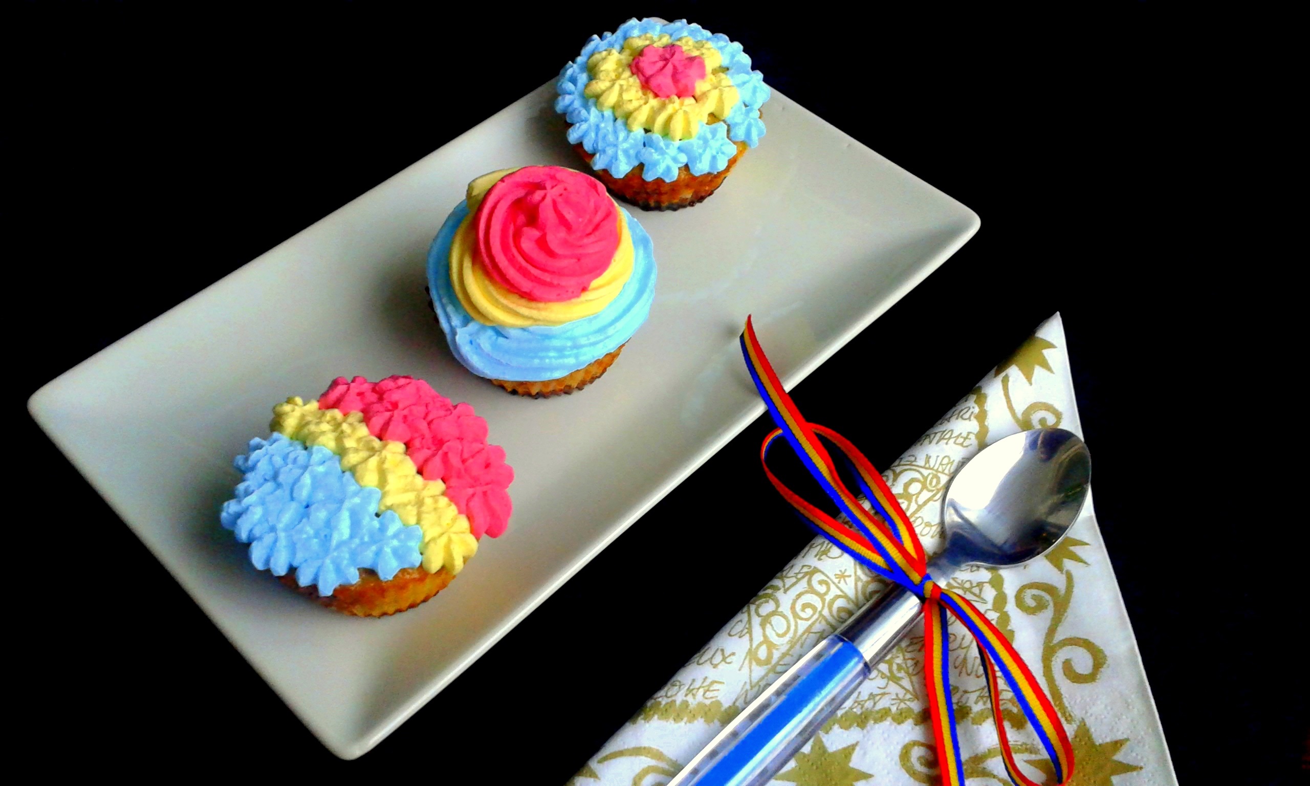 Briose cu dulceata decorate in tricolor