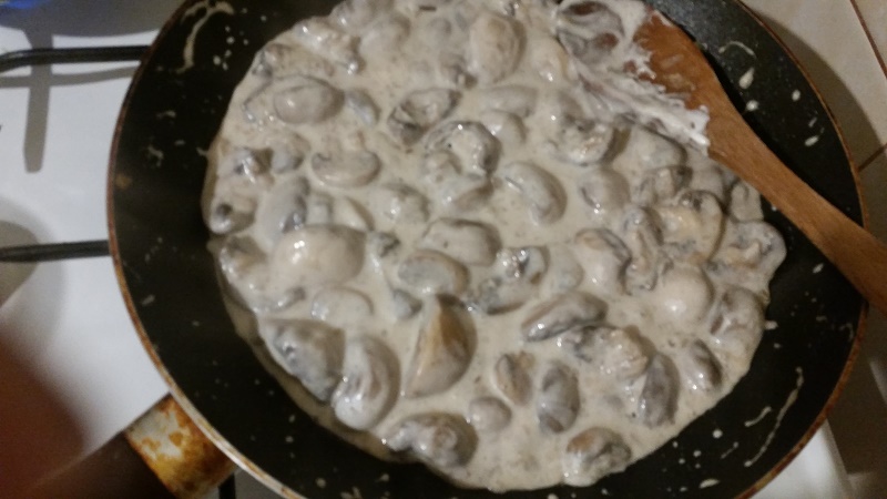 Reteta Ciuperci cu sos alb si smantana, o textura cremoasa greu de refuzat