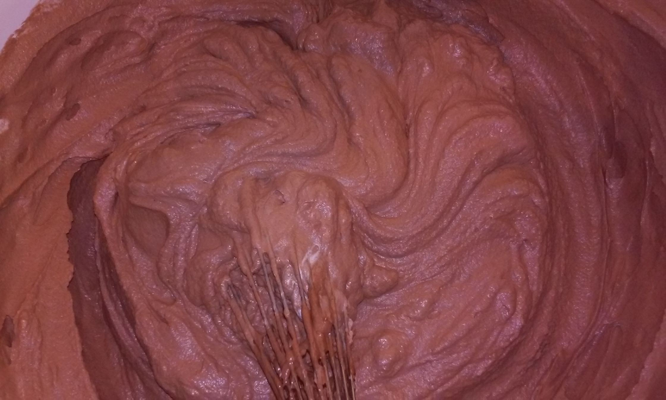 Tort cu mousse de ciocolata, alune si frisca