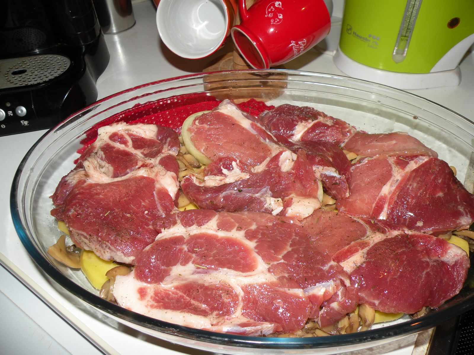 Ceafa de porc pe pat de legume la cuptor
