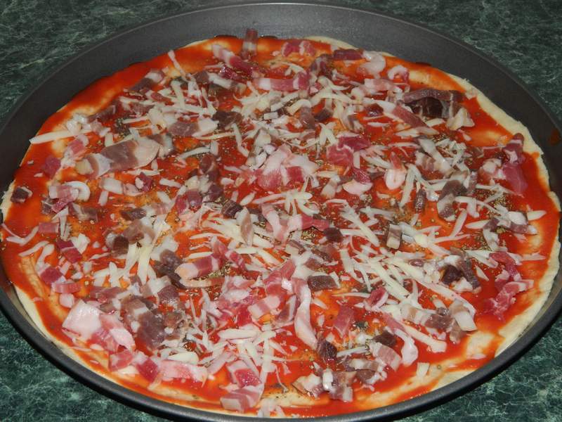 Pizza cu carne tocata