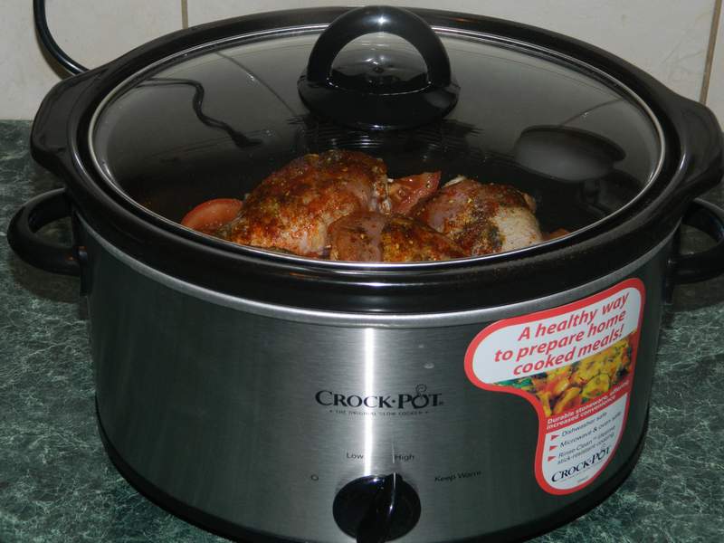 Pulpe de pui cu ceapa si ardei la slow cooker Crock-Pot 3.5 L