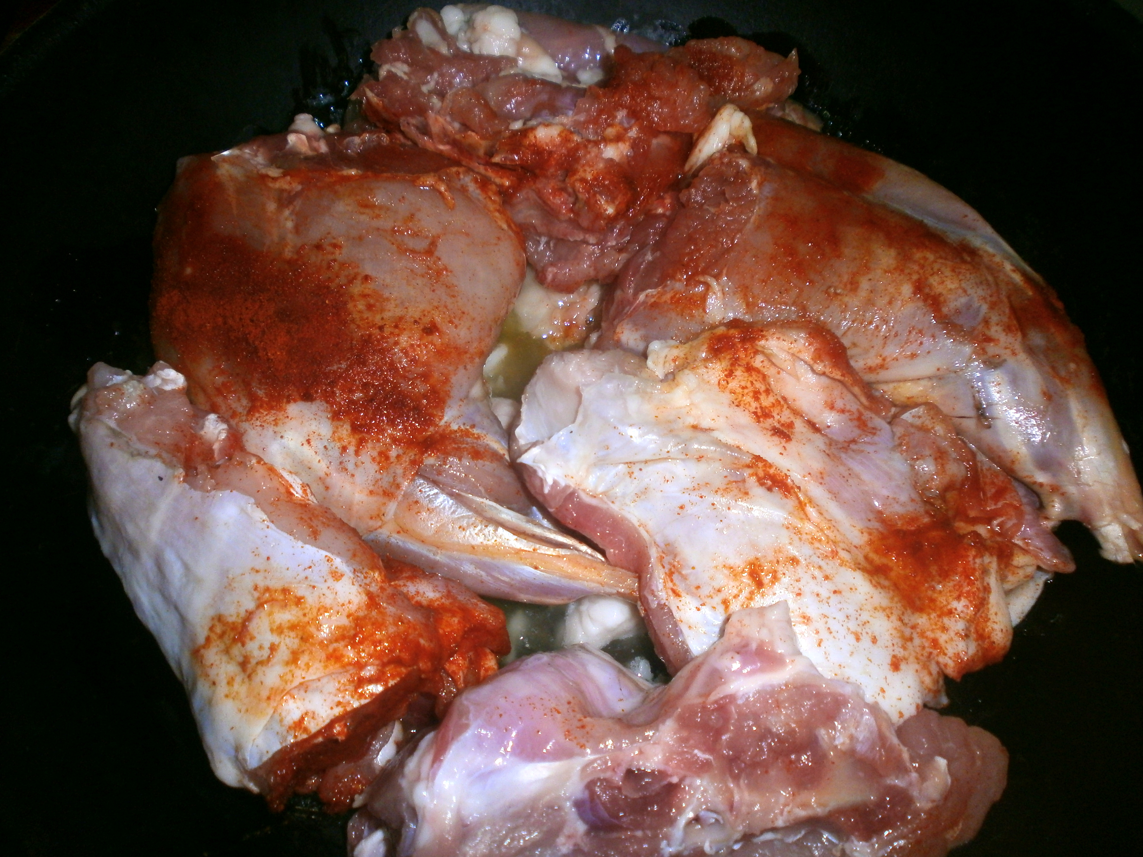 Carne de iepure in sos de rosii cu usturoi servita cu paste