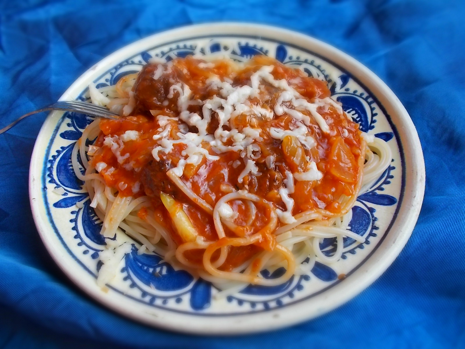 Spaghete cu chiftelute si sos de rosii