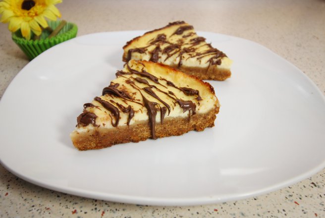 Cheesecake simplu cu topping de ciocolată