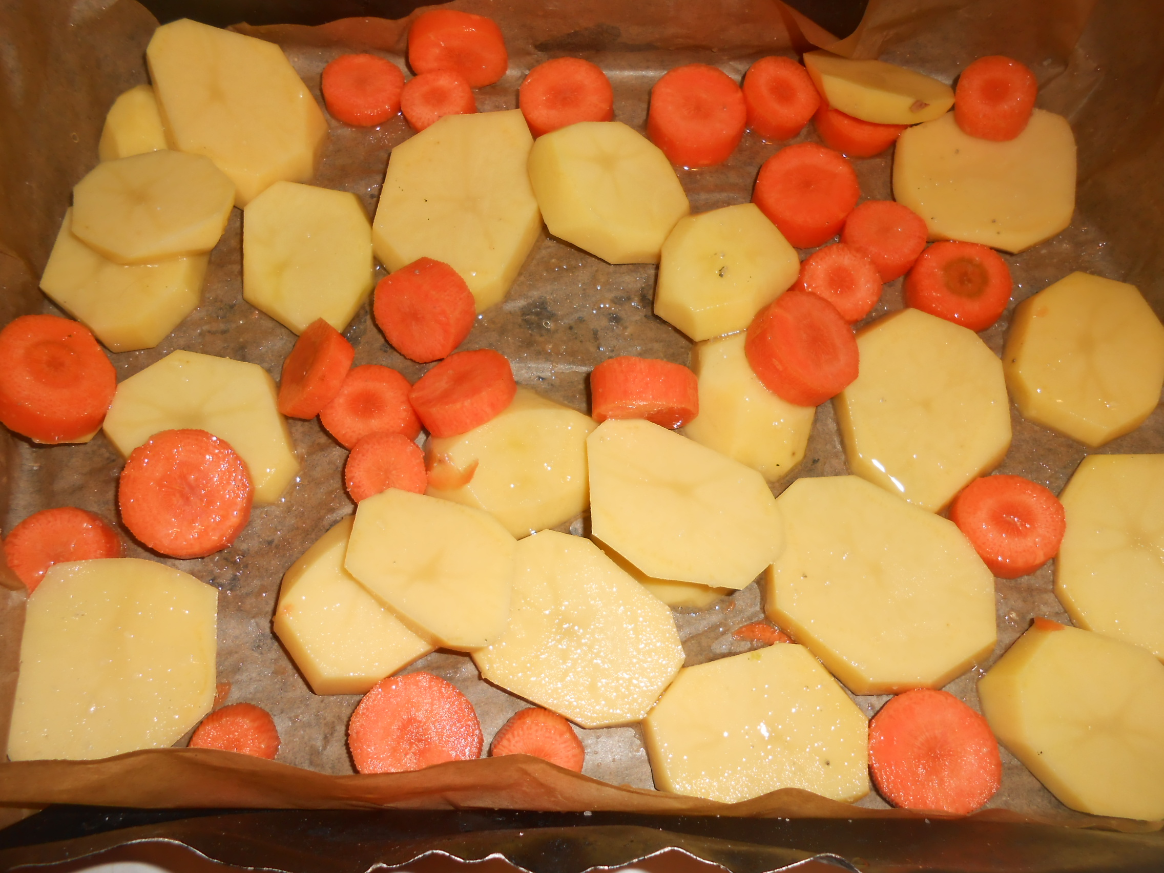 Macrou la cuptor cu morcovi si cartofi