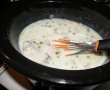 Ciulama de ciuperci cu mazare si muschiulet de pui la slow cooker Crock-Pot-9