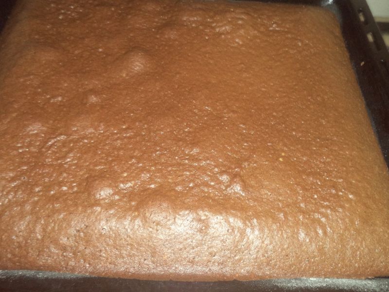 Prajitura cu mouse de ciocolata si crema de biscuiti (reteta 900)