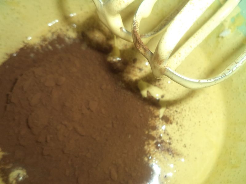 Prajitura cu mouse de ciocolata si crema de biscuiti (reteta 900)