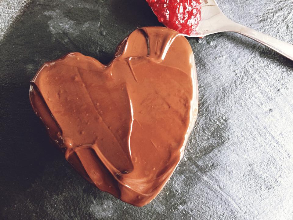 Inima invelita in ciocolata umpluta cu zmeura si lavanda (ultra rapid)
