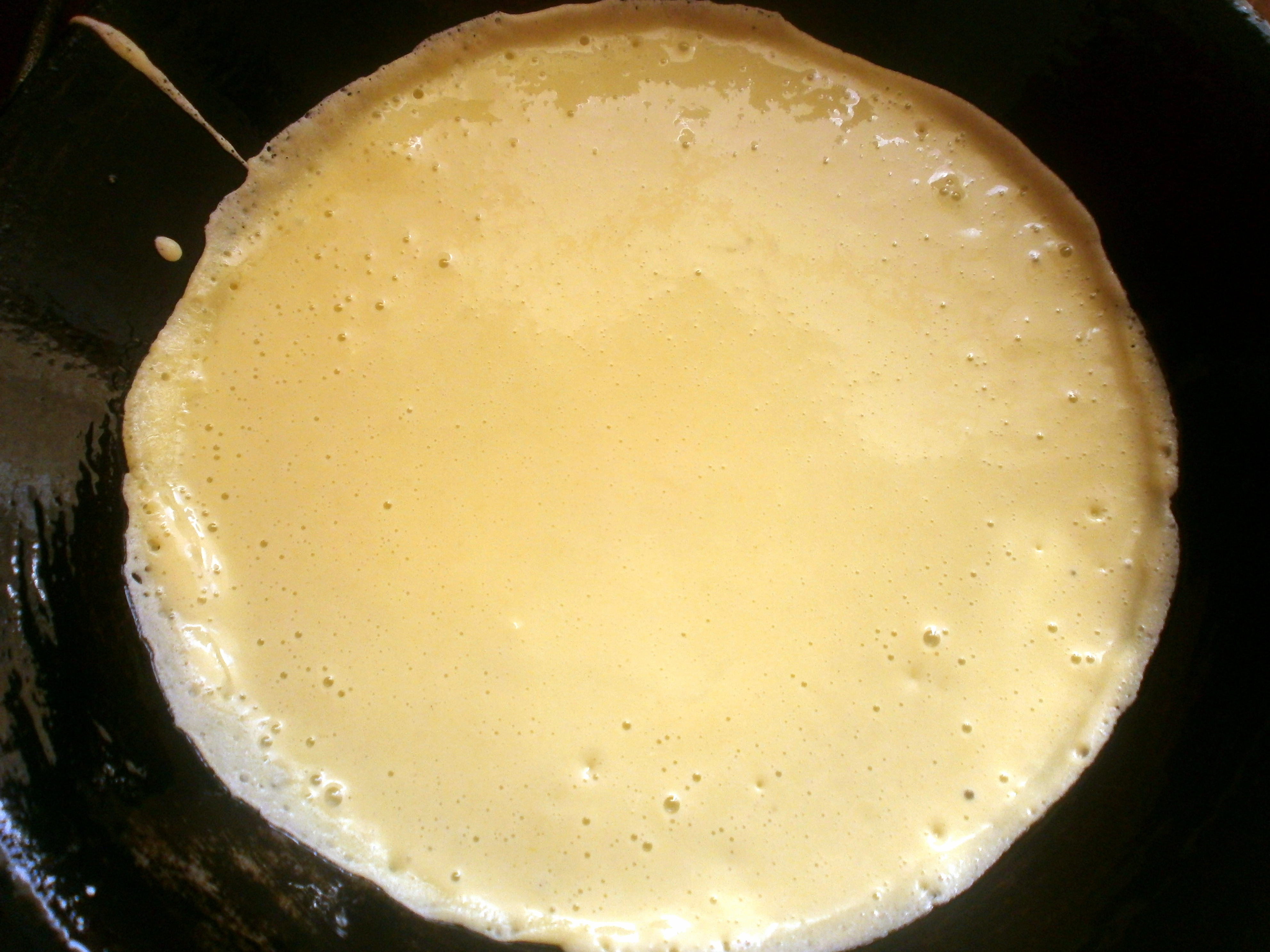 Tort de clatite cu crema de vanilie si dulceata de capsuni