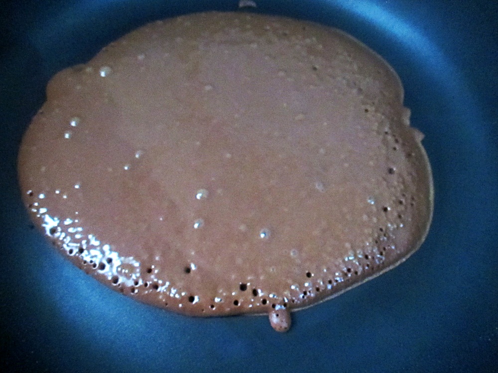 Tort de clatite cu ciocolata si capsuni