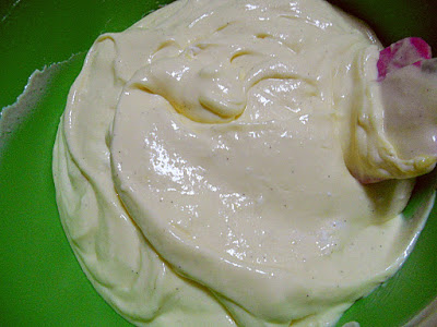 Tort de clatite cu capsuni si crema de vanilie