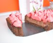 Cheesecake cu ciocolata, bezea rosie si coulis de zmeura-14