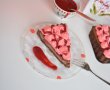 Cheesecake cu ciocolata, bezea rosie si coulis de zmeura-19
