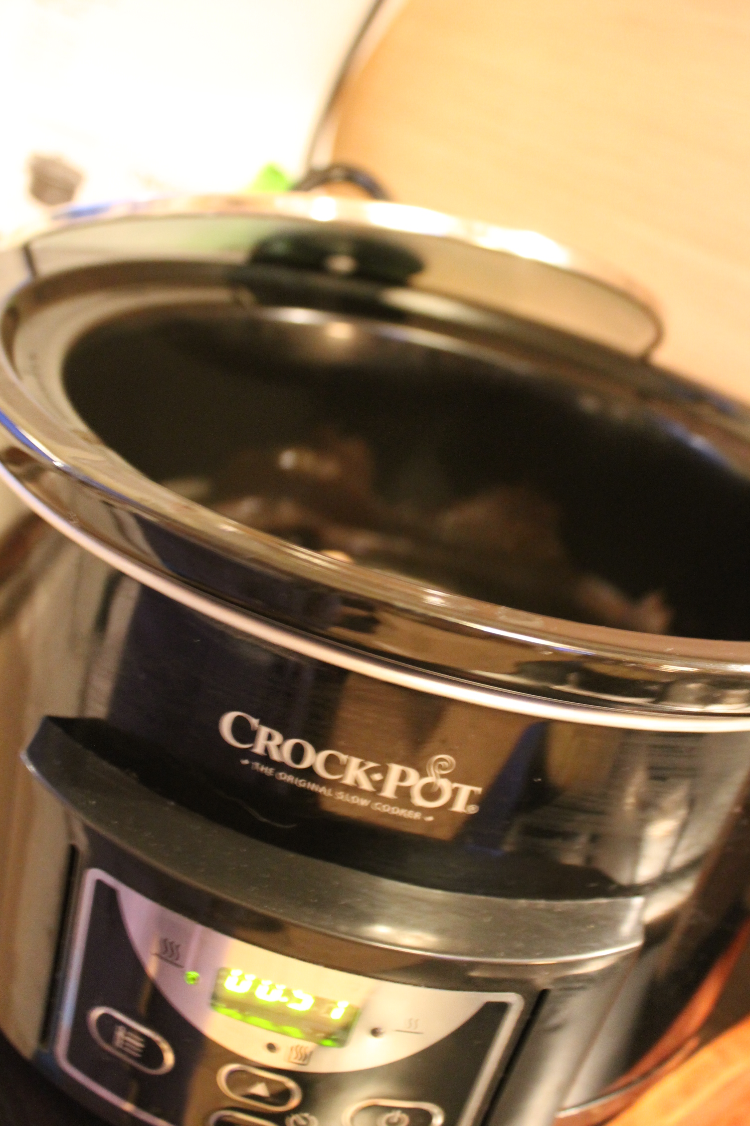 Pulpe de rata cu crusta de fistic, umplutura de fistic si branza brie, la slow cooker Crock-Pot 4,7 L