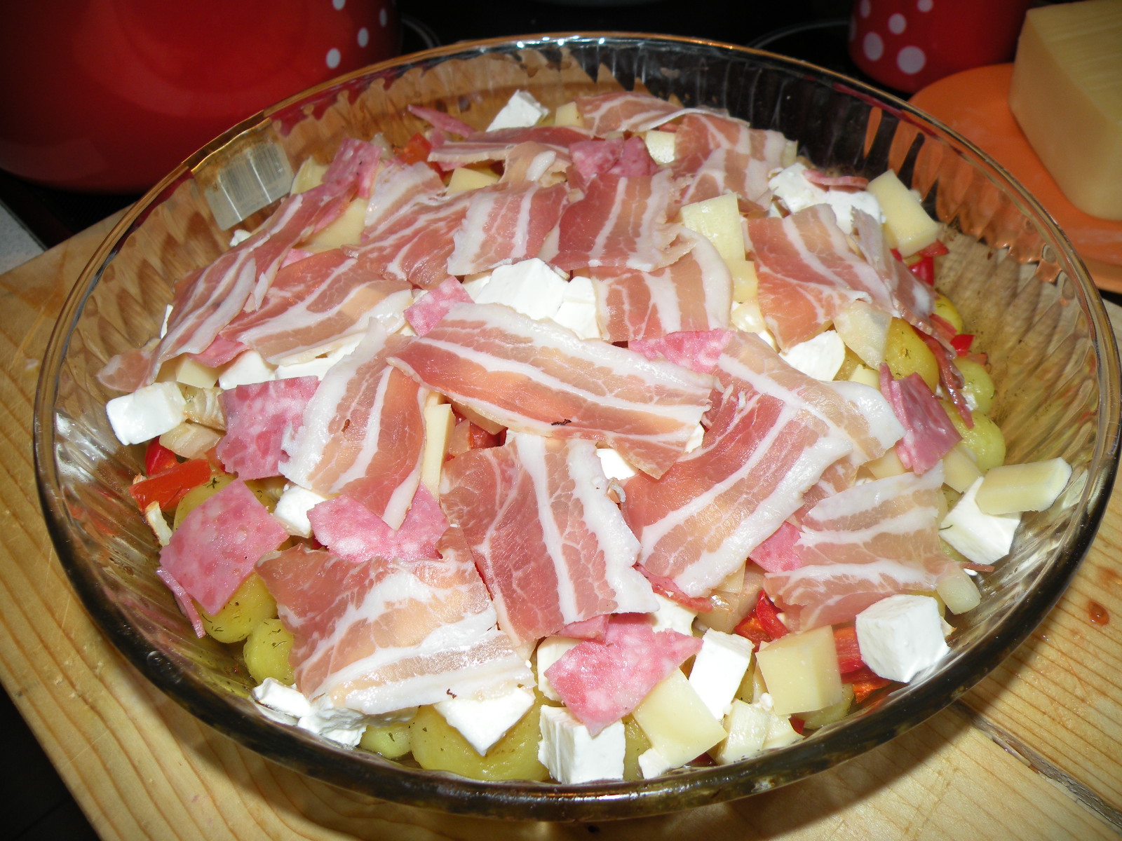 Cartofi cu bacon, cascaval si legume la cuptor