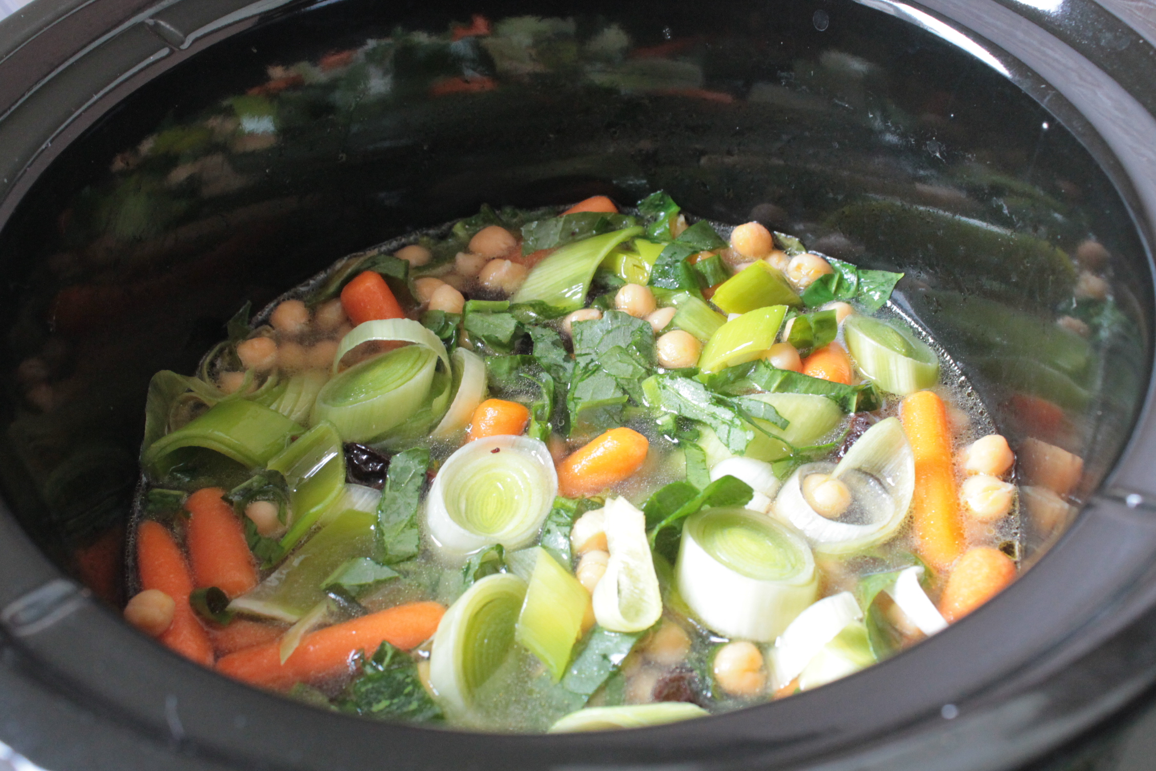 Mancare de post cu naut, legume, prune si fidea la slow cooker Crock-Pot