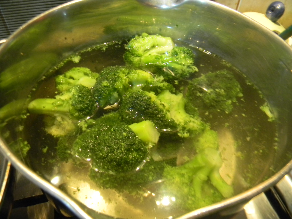 Salata de broccoli cu naut si fasole