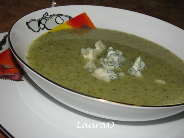 Supa-crema de broccoli cu Roquefort