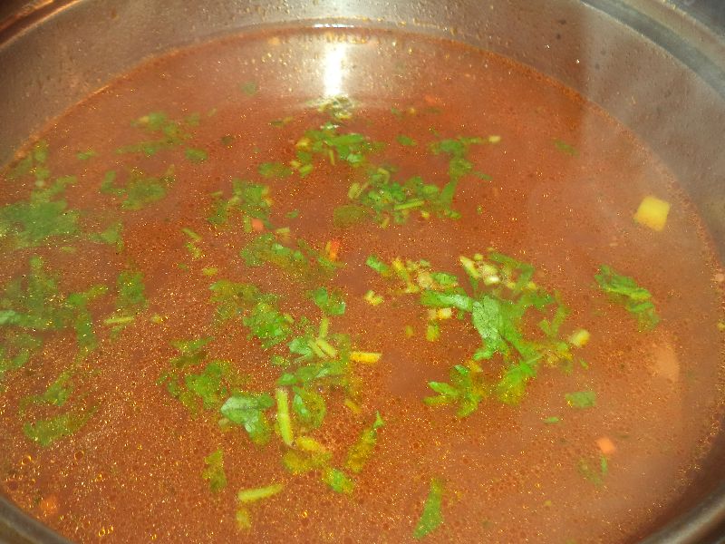 Supa rosie cu legume si paste fainoase