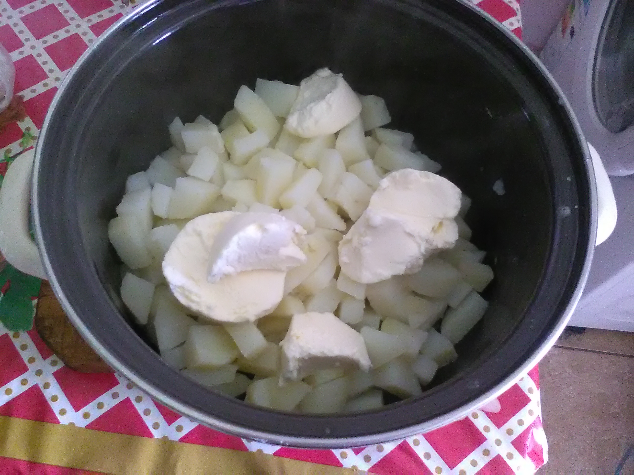 Piure de cartofi cu chiftele si sos marinat