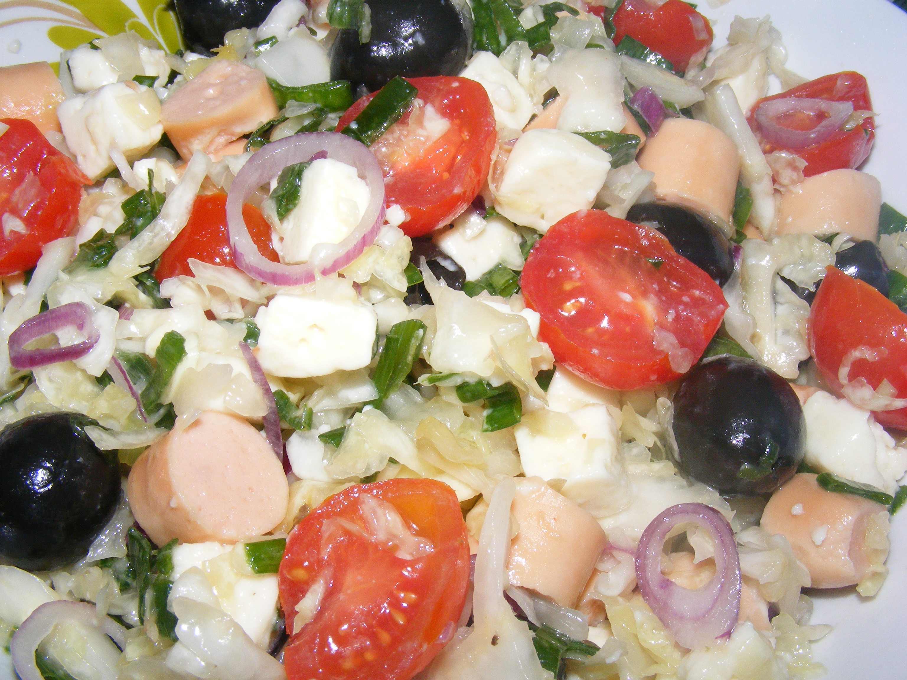 Salată de legume cu crenvuști, ouă și telemea