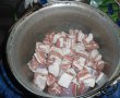 Piept de porc cu usturoi verde si rosii, la tuci-1