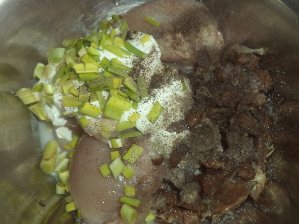 Pulpe de pui marinate in iaurt cu legume si ciuperci la cuptor