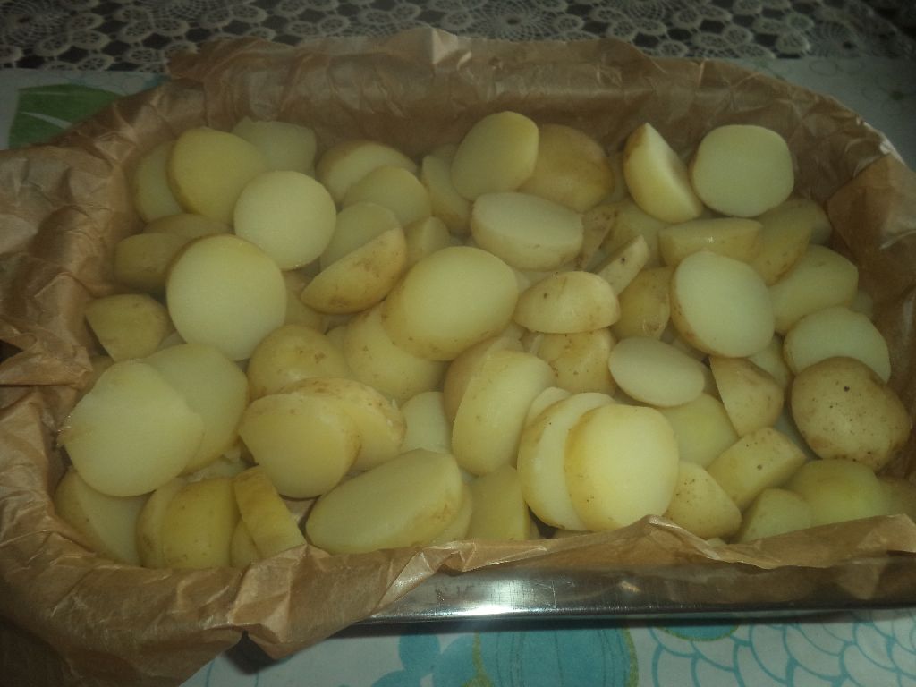 Cartofi noi la cuptor cu branza de burduf si cascaval