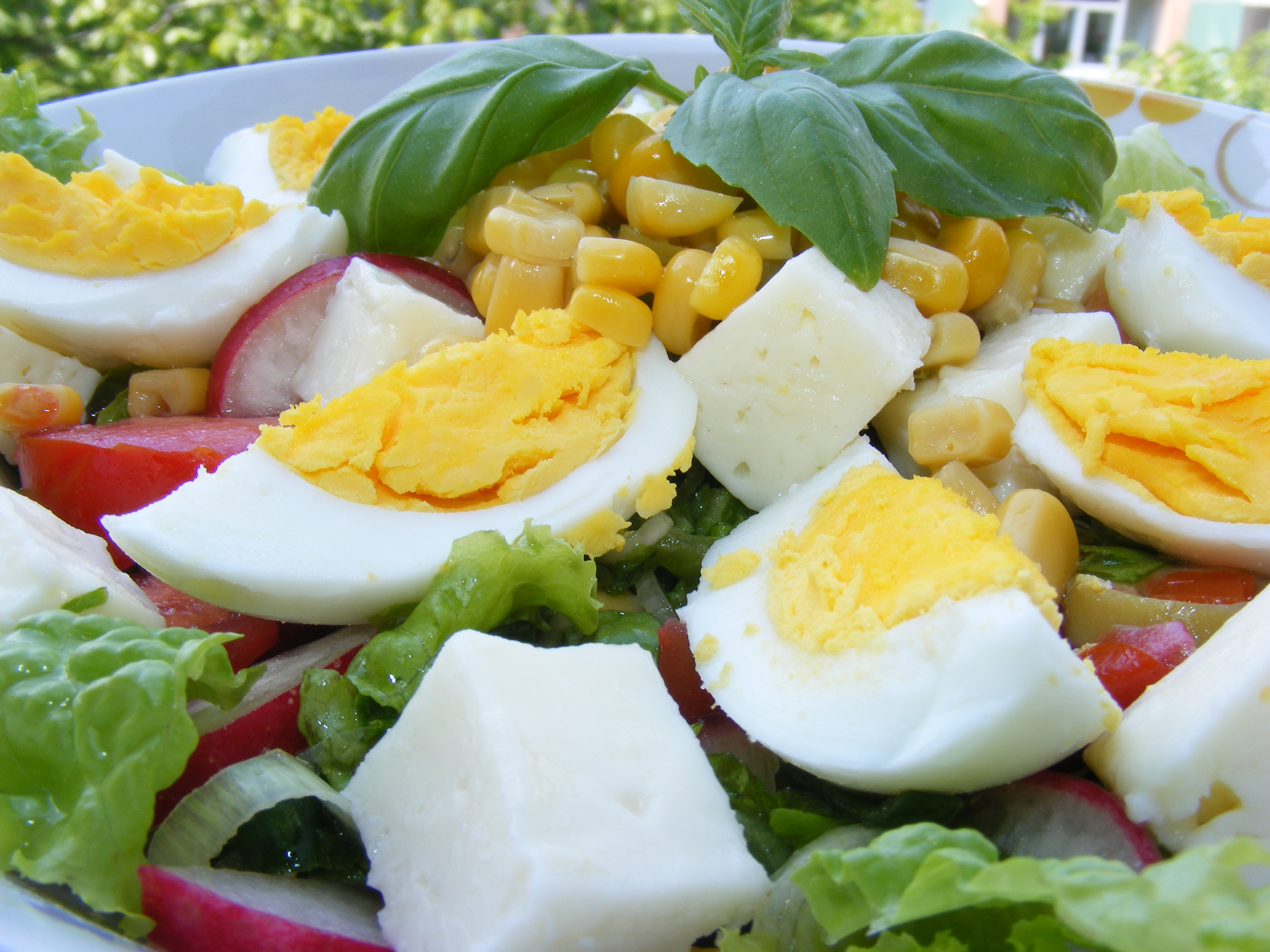 Salată cu ouă și telemea