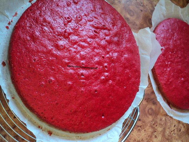Tort Catifea rosie cu capsuni