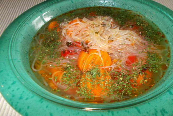 Supa de rosii cu taietei chinezesti din orez