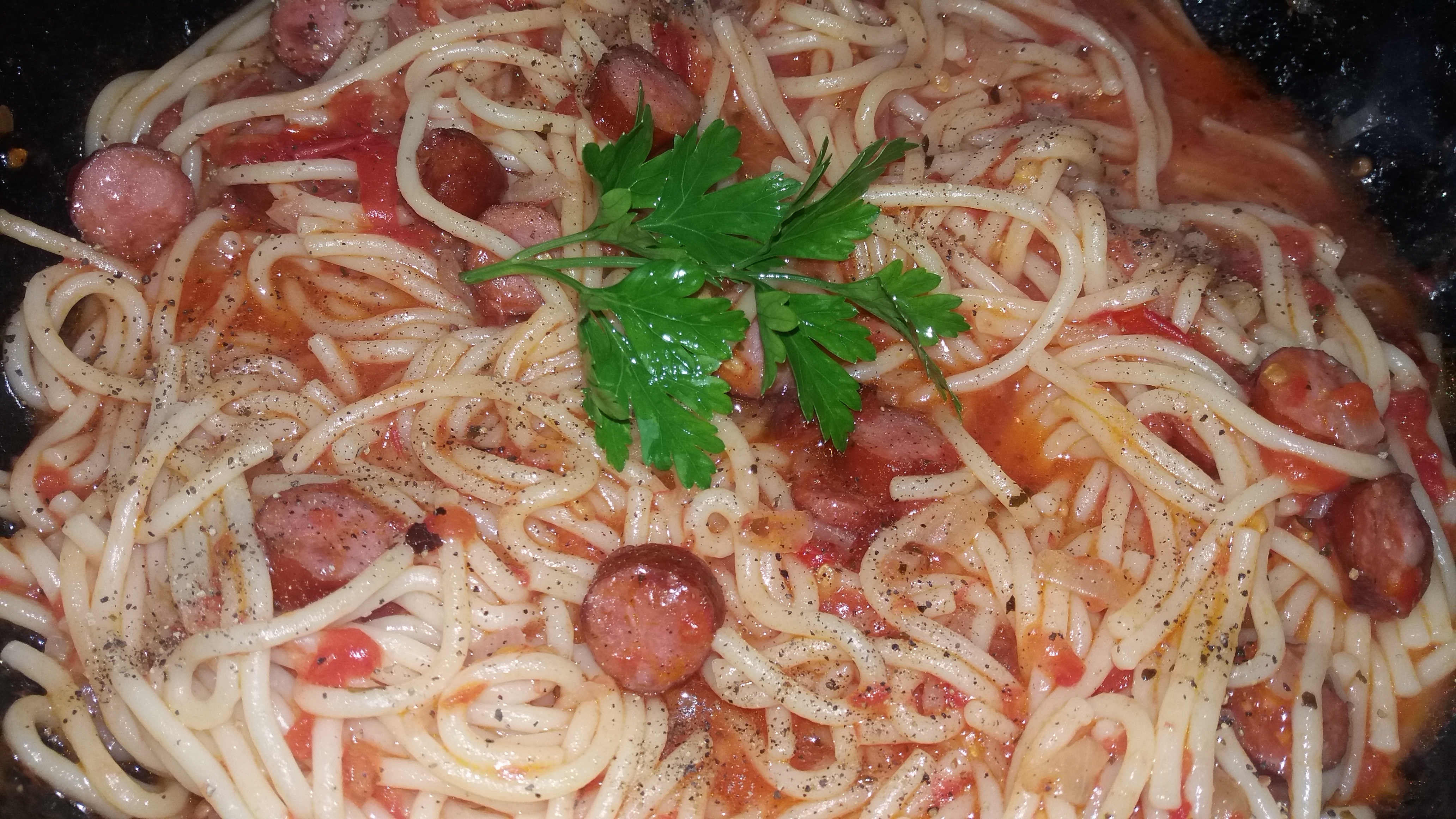 Spaghetti cu carnati reteta rapida si delicioasa