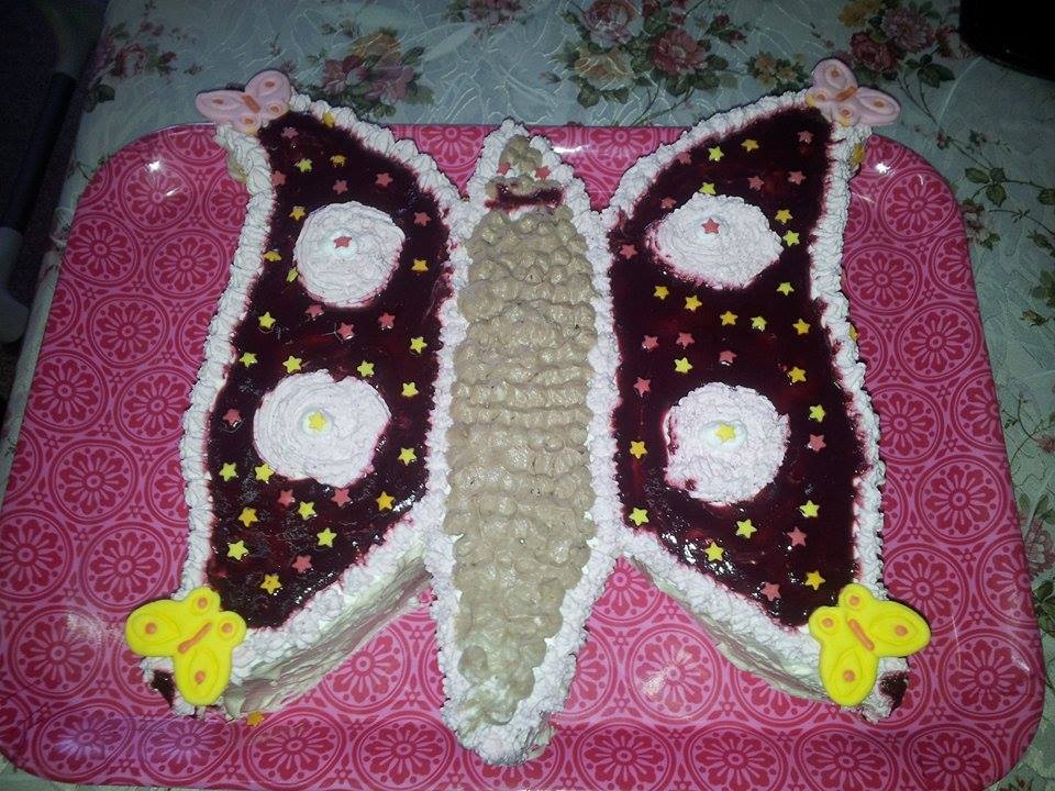 Tort Fluture cu crema de sampanie si fructe de padure