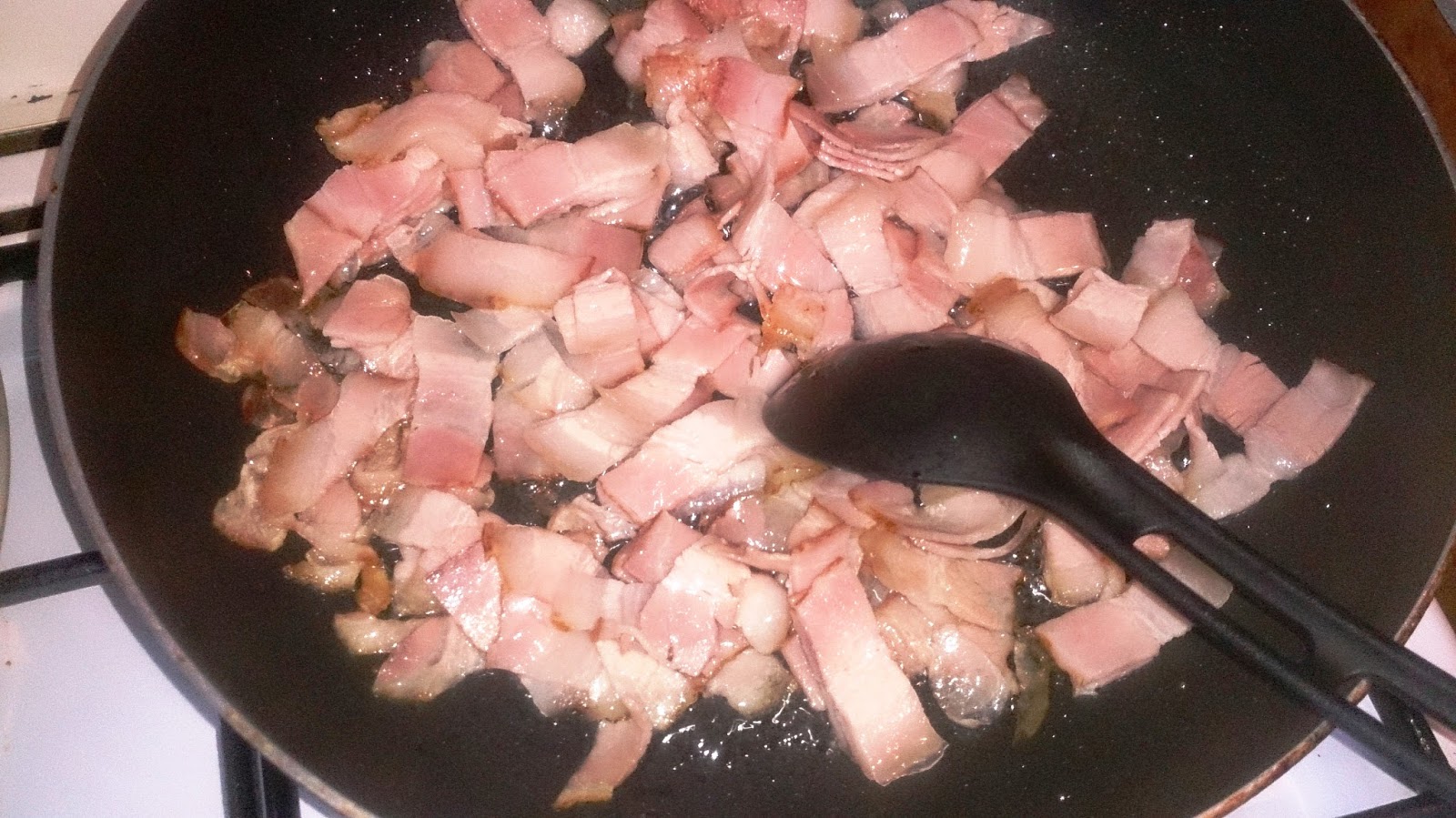 Paste cu bacon si carnati
