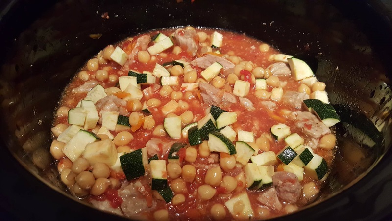 Tocana de naut cu zucchini si carne de porc la slow cooker Crock-Pot