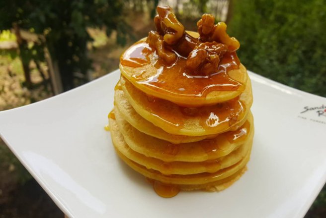 Pancakes cu nectarine si miere