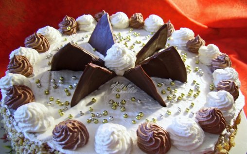 Retete Culinare - Tort cu nuca, ciocolata si bezea