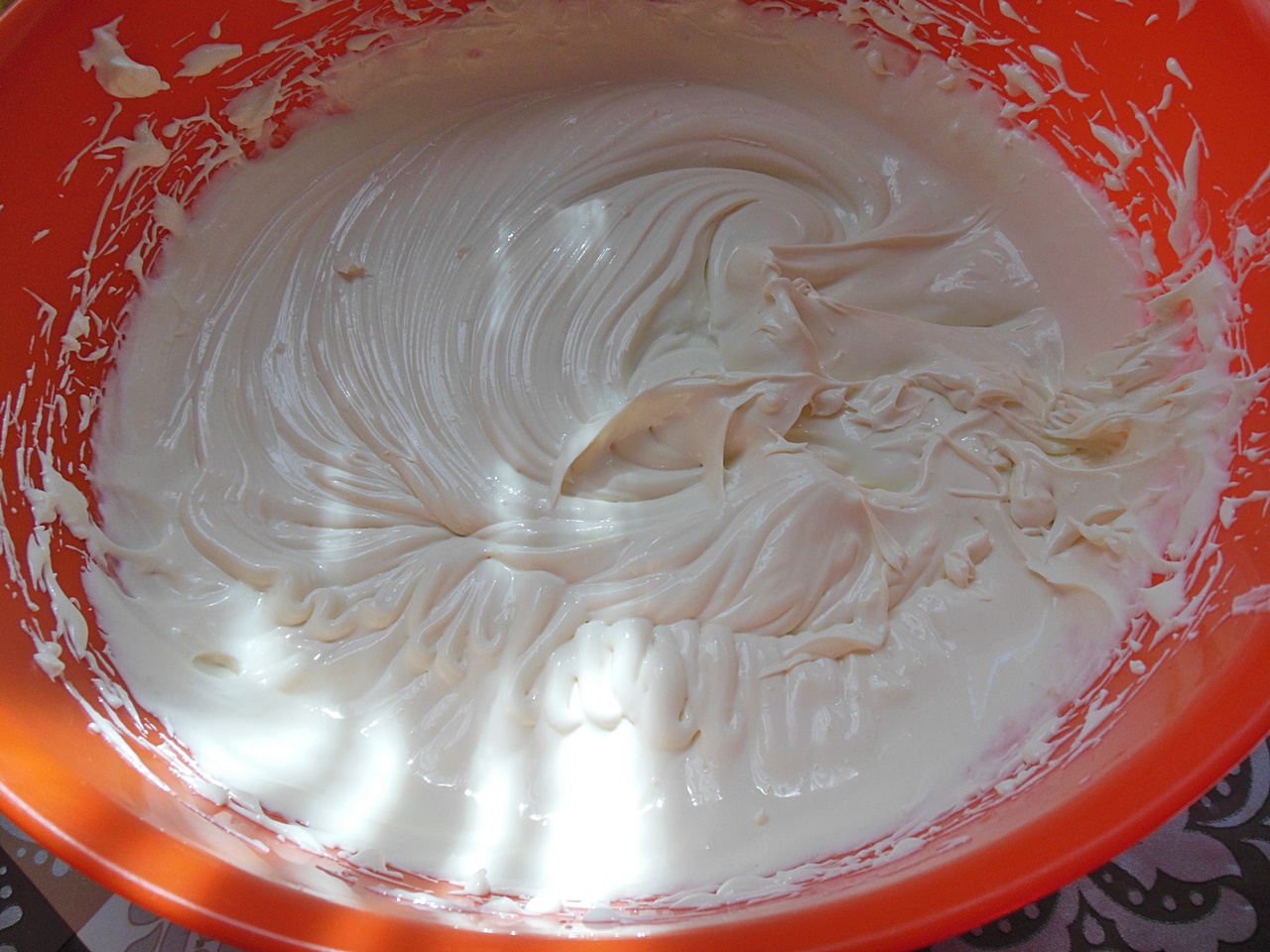 Desert tort cu crema de ciocolata alba, mascarpone si zmeura