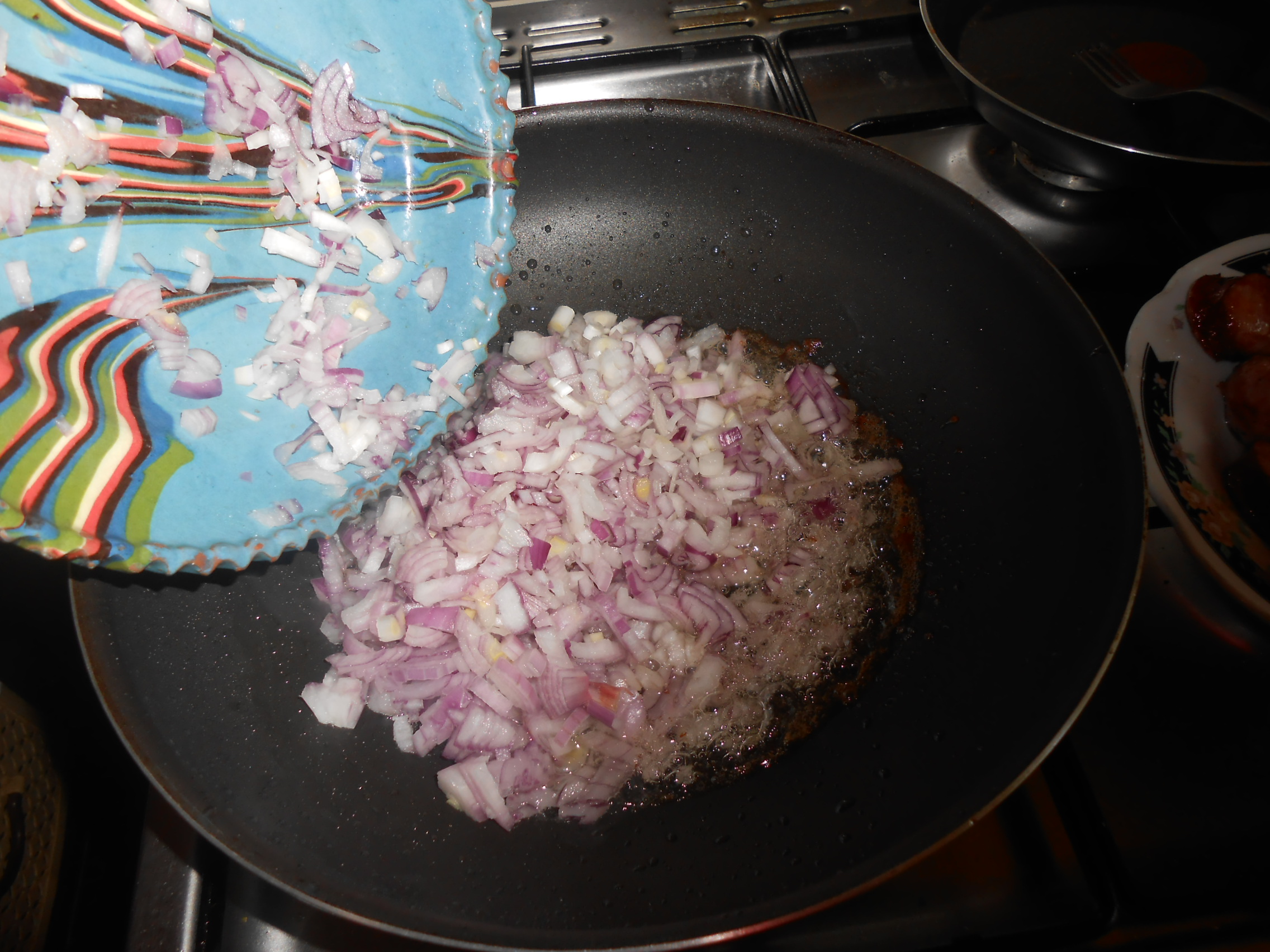 Varza cu carnati in tigaia wok