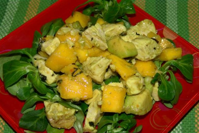 Salata de pui cu mango si avocado