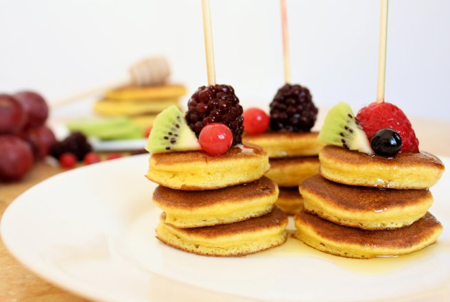 Mini Pancakes cu Miere si Fructe