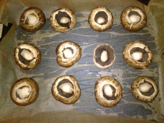 Ciuperci brune umplute cu oua de prepelita