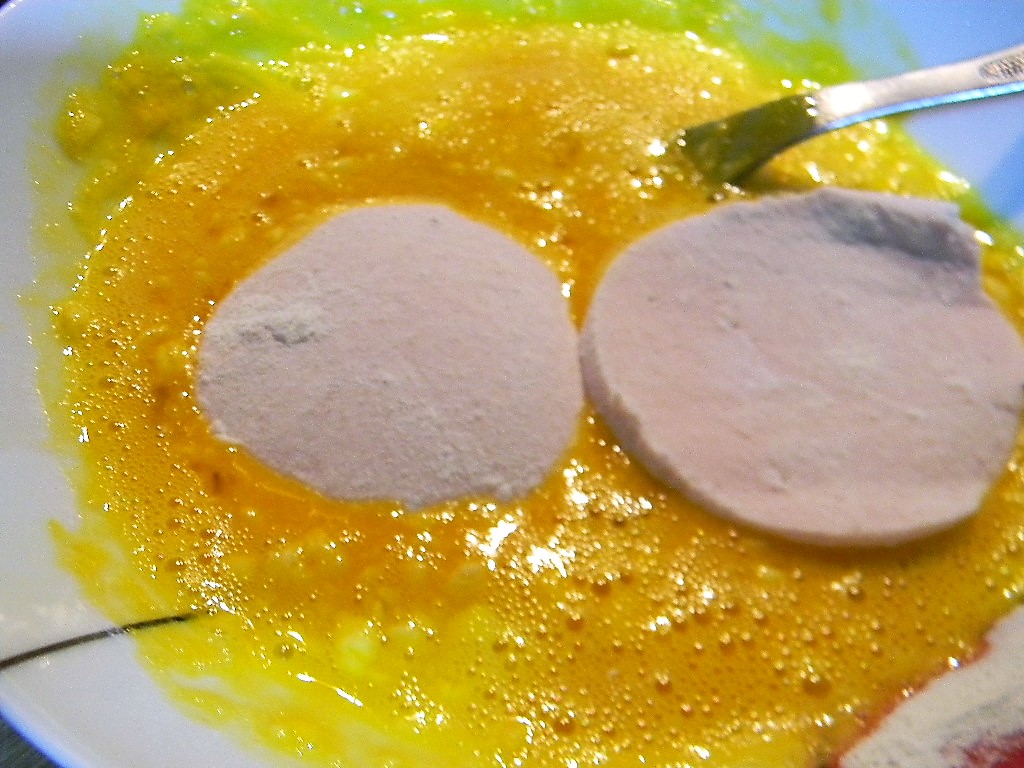 Parizer din piept de curcan in ou