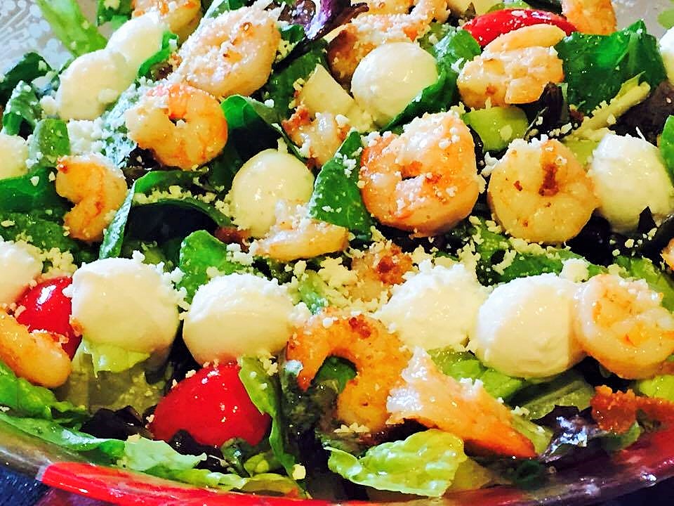 Salata italiana cu creveti si parmezan