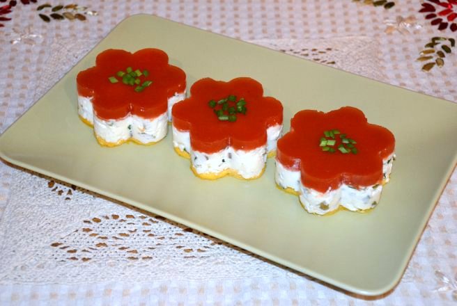 Aperitiv cheesecake cu topping de rosii