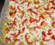 Pizza pe pat de cartofi prajiti cu mozzarella-6