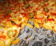 Pizza pe pat de cartofi prajiti cu mozzarella-10